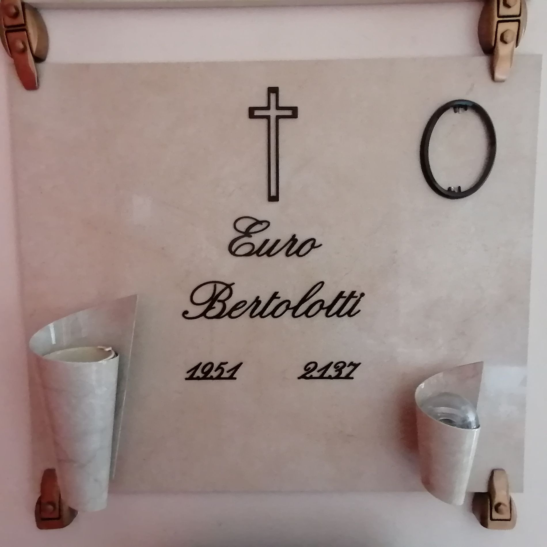 Lapide con inserti in ferro