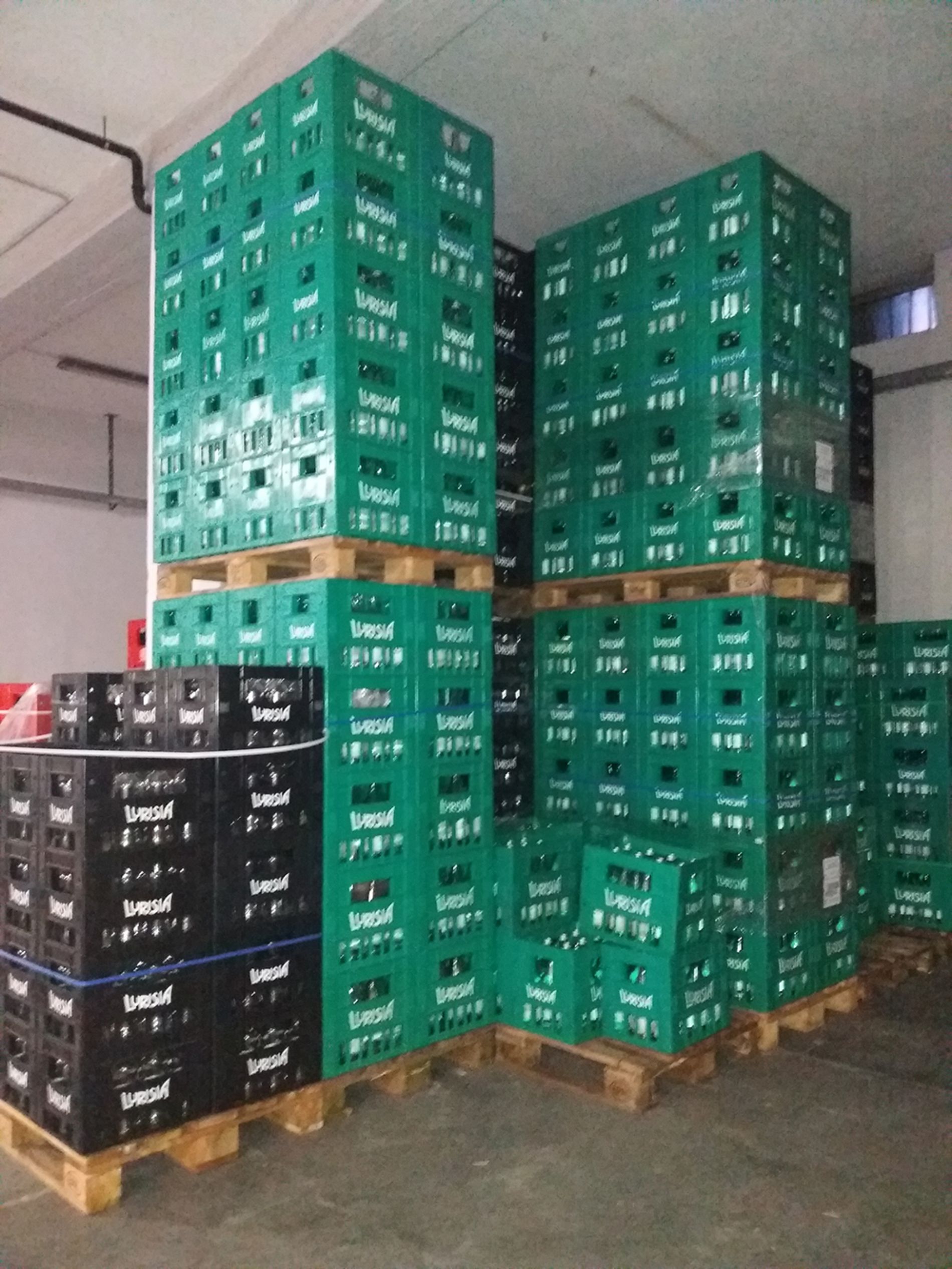 magazzino con confezioni di acqua Lurisia