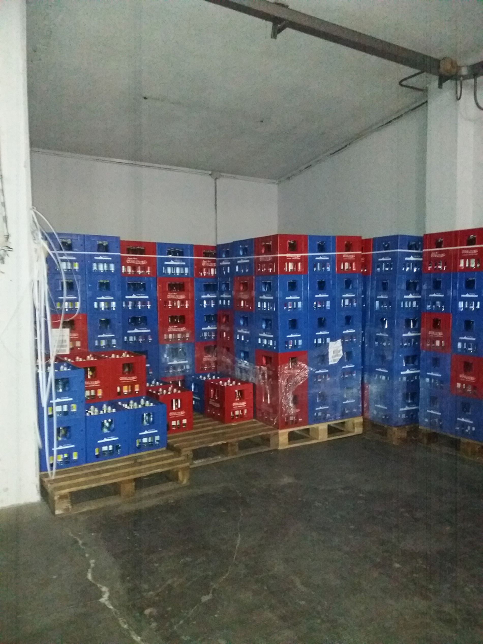 magazzino con confezioni di bibite per vendita all'ingrosso