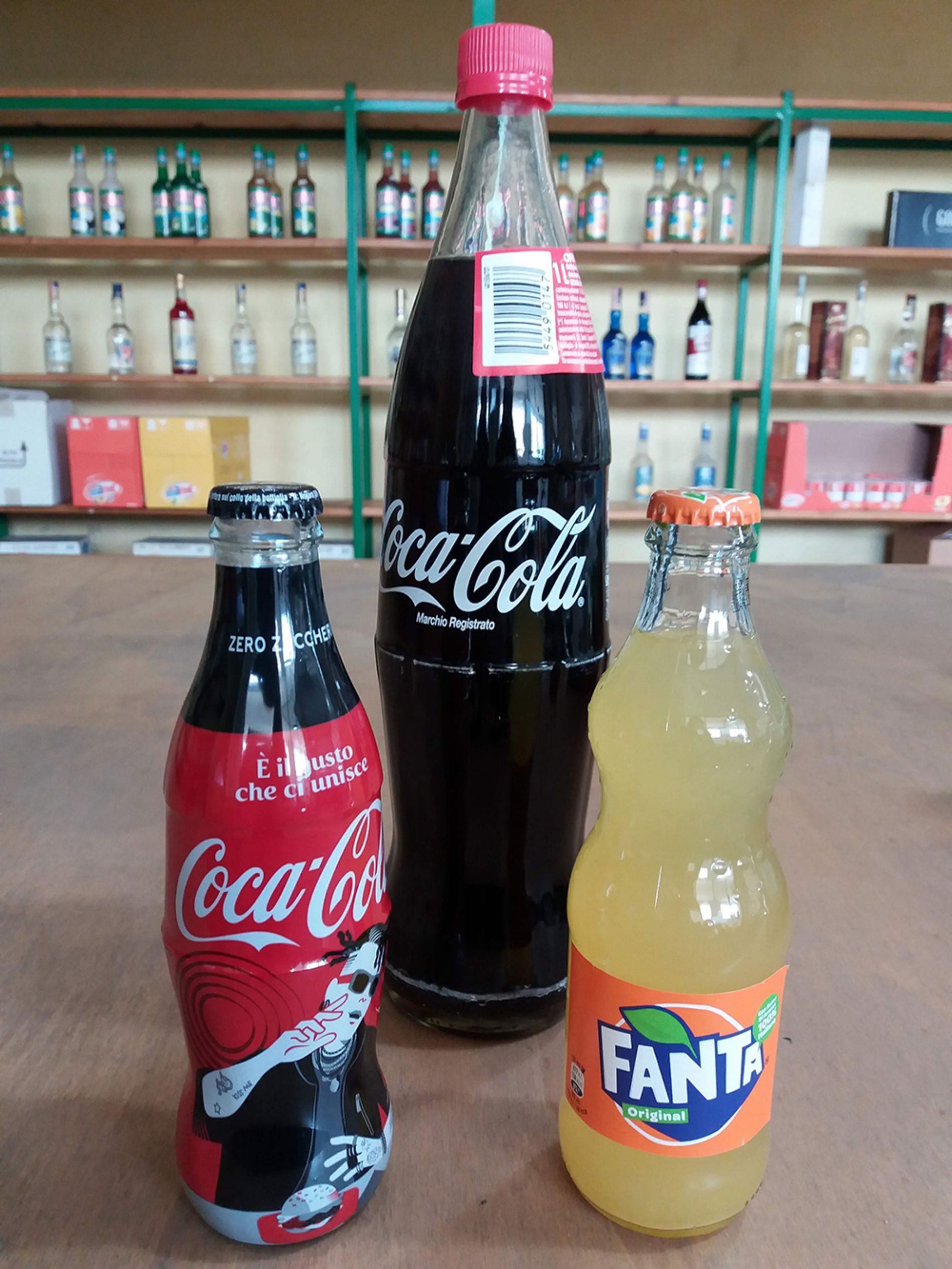 bottiglie in vetro di Coca-Cola e Fanta