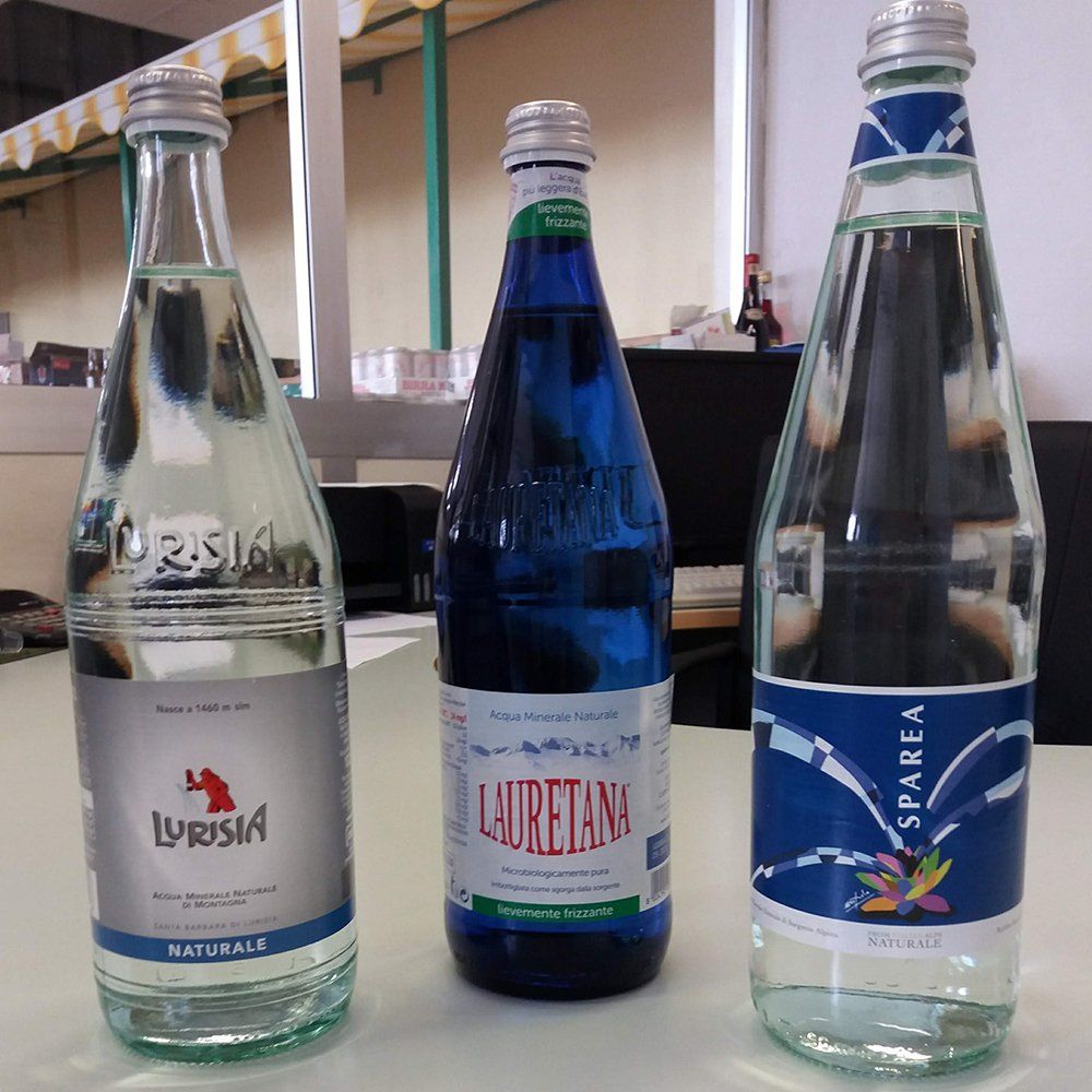 bottiglie d'acqua in vetro di vari marchi