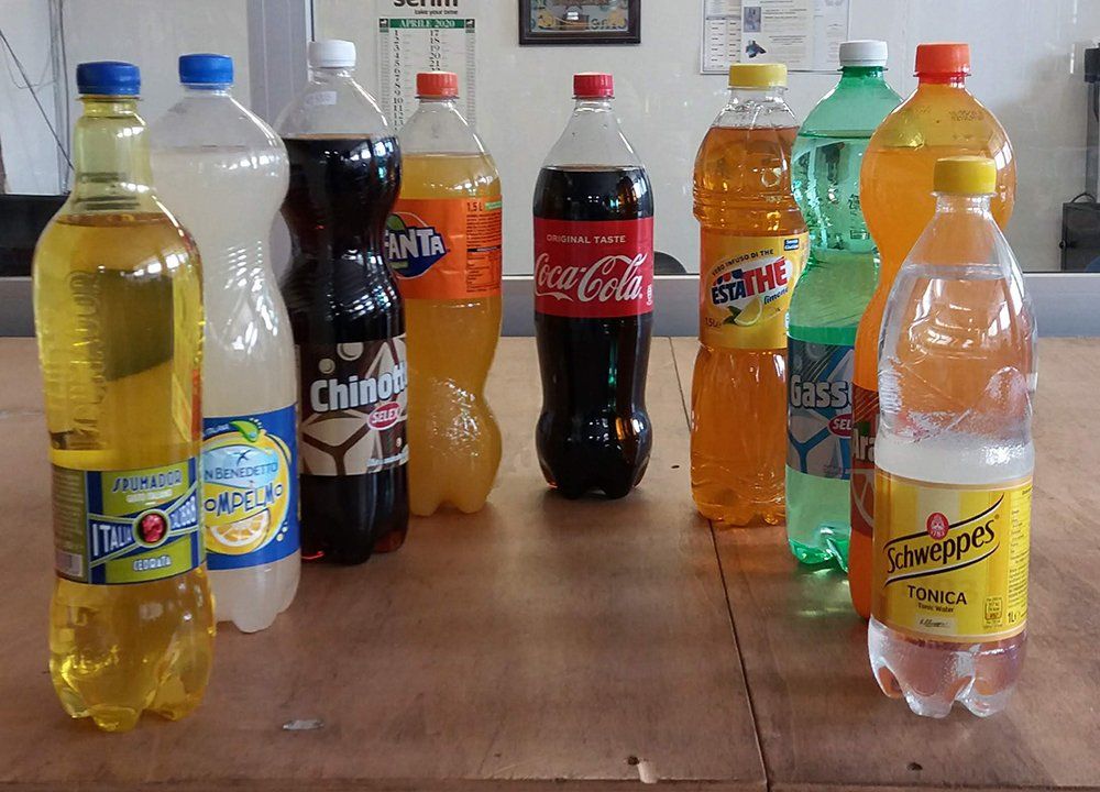 bottiglie di bibite analcoliche di vari marchi