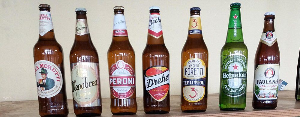 bottiglie di birra di vari marchi