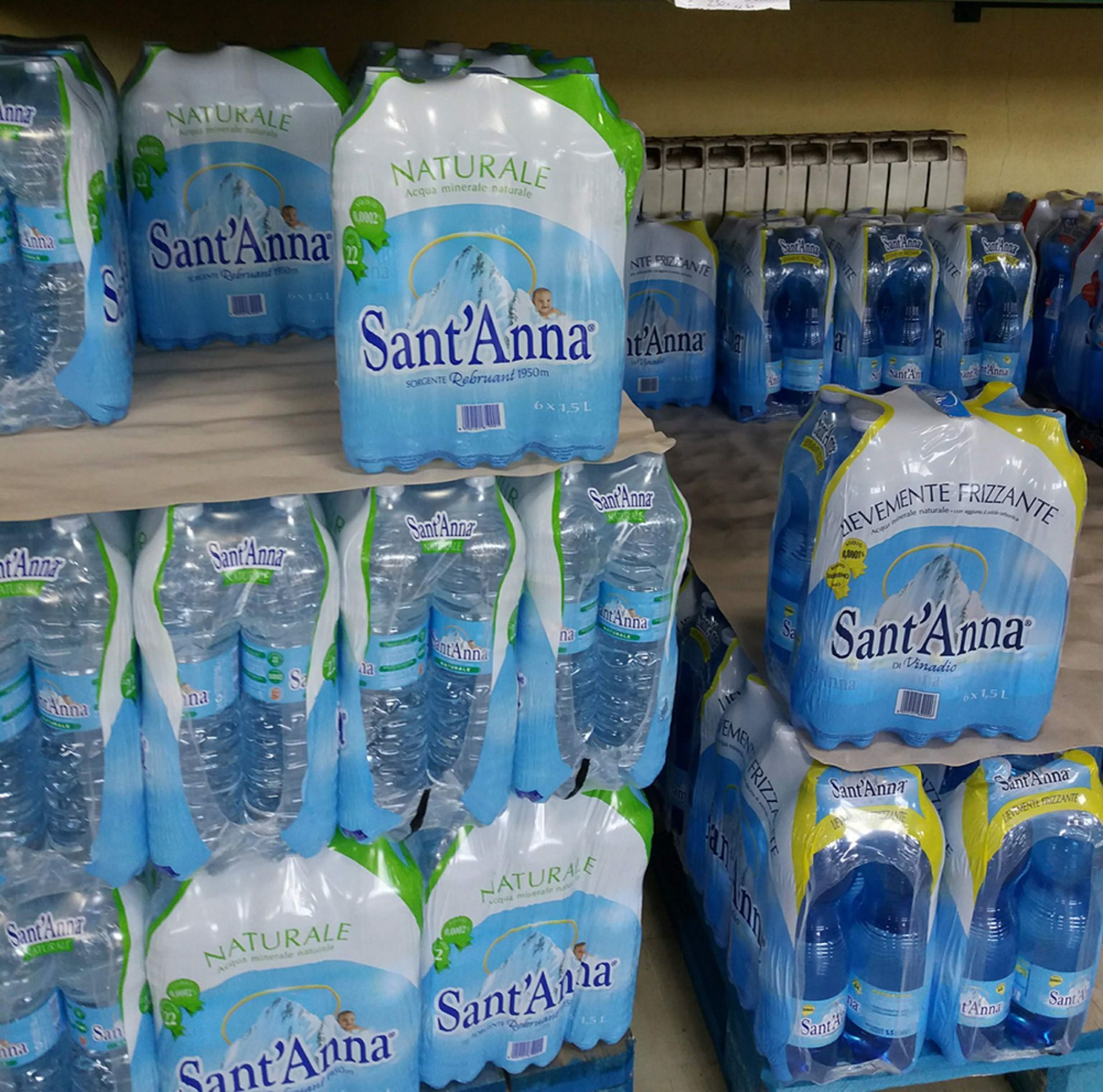 confezioni di bottiglie d'acqua Sant'Anna