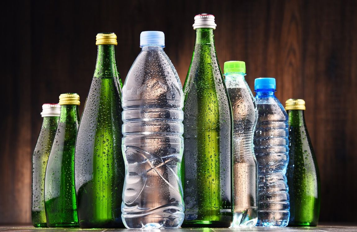bottiglie d'acqua in plastica e vetro