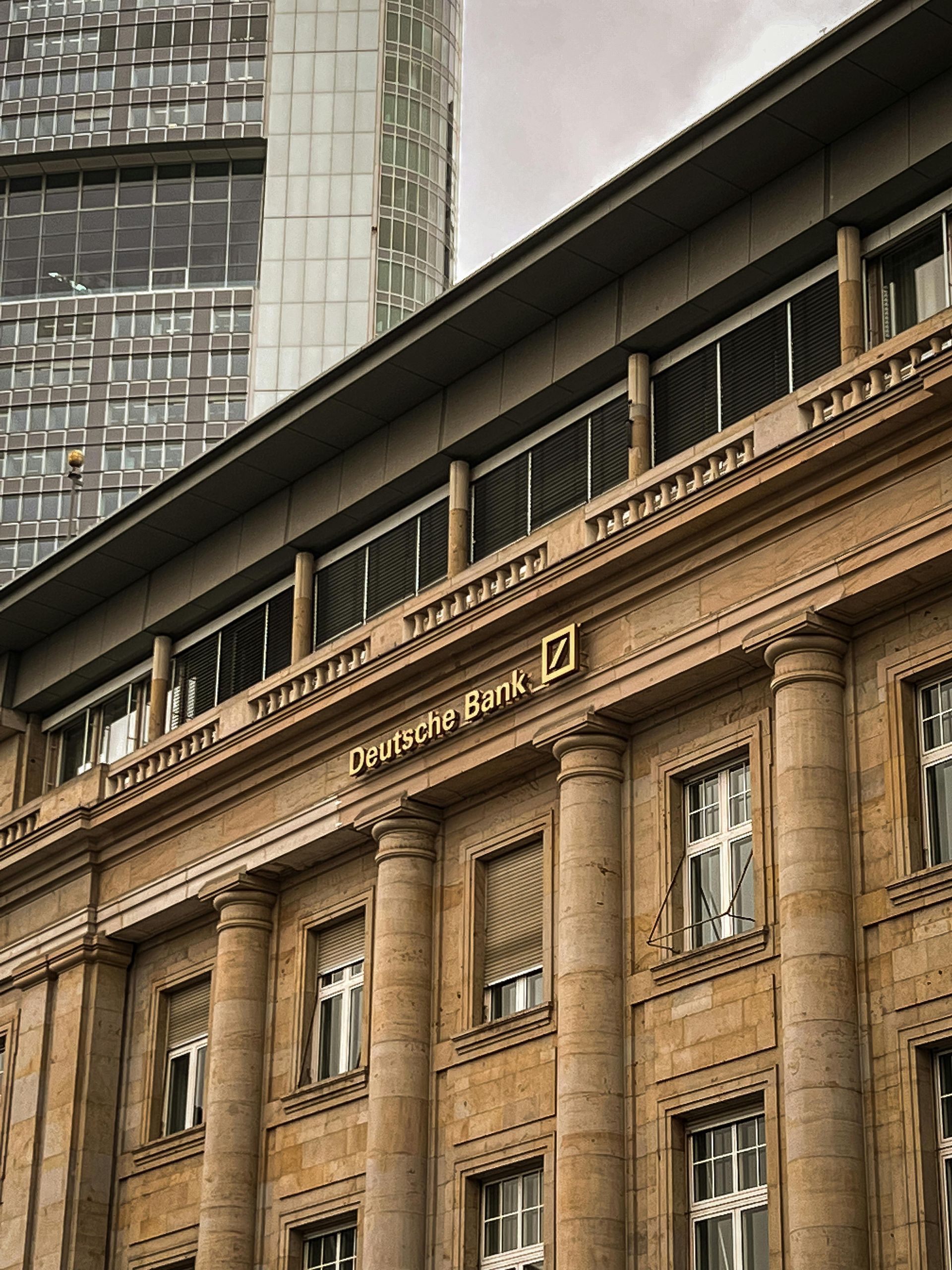A large building with columns and a sign that says credit bank
