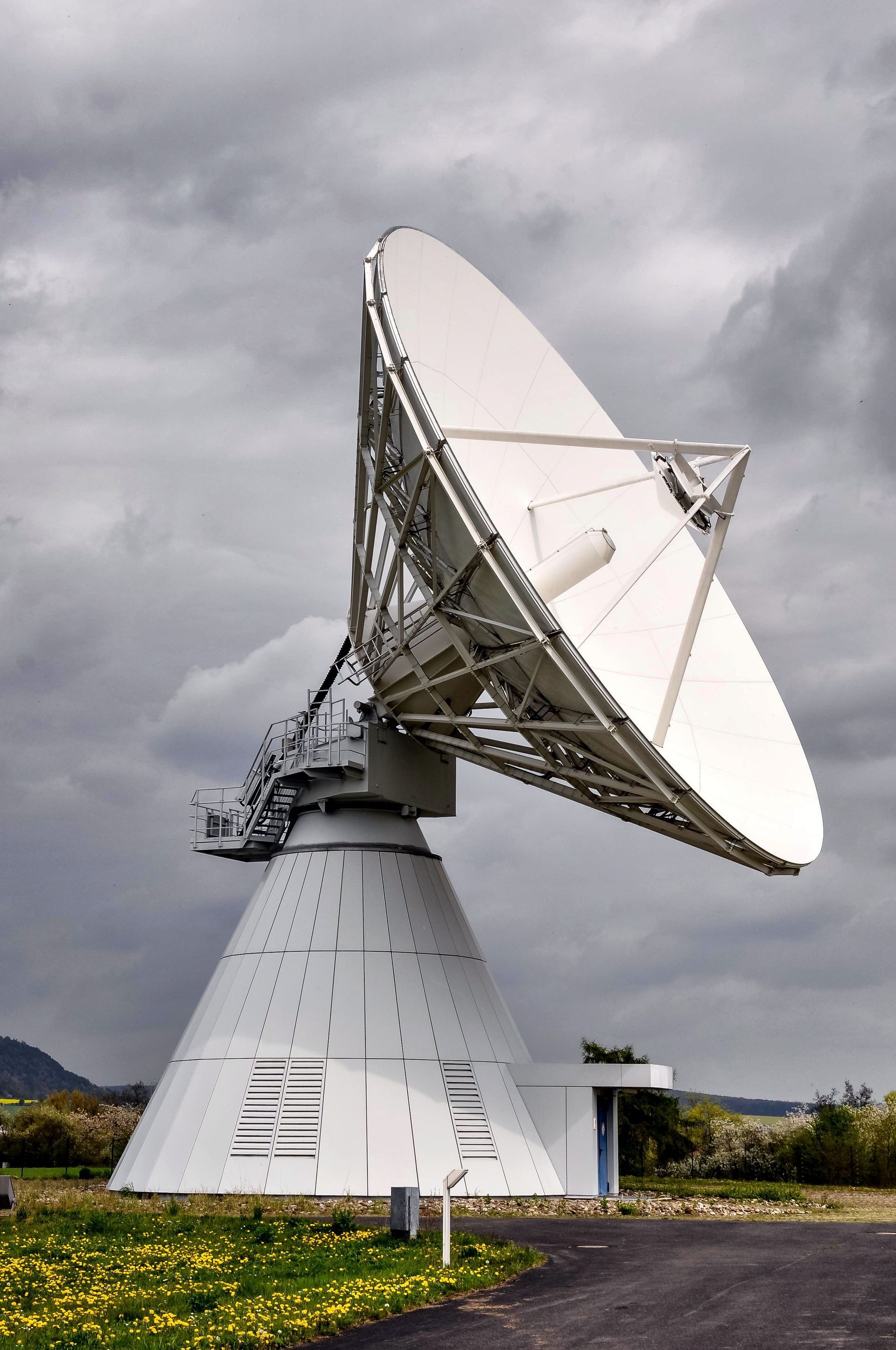 Communications tower with satellite dishes, representing directed-energy and RF signals in a California V2K electronic-harassment case.