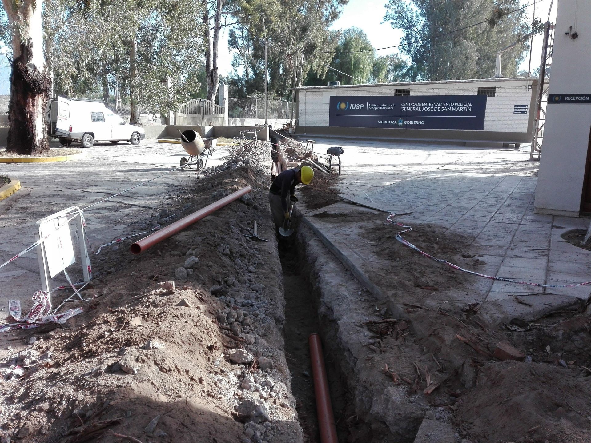 Obreros de la construcción cavando una zanja