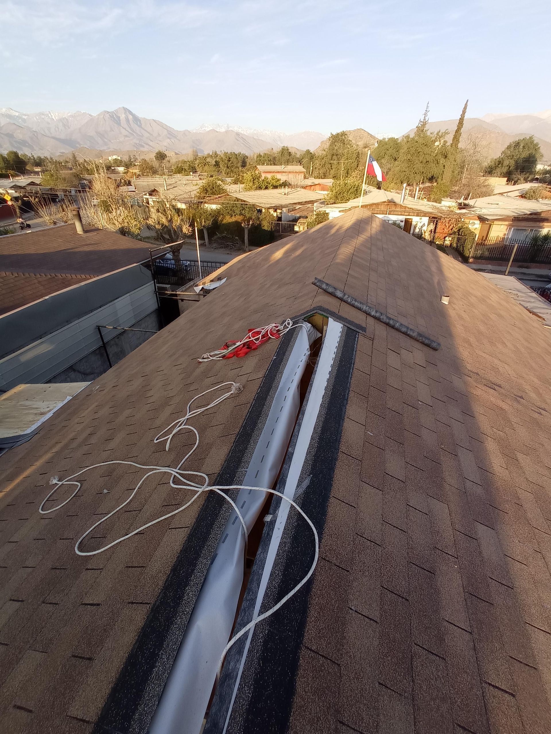 Azotea con una especie de canaleta, cuerda y un paisaje montañoso a lo lejos.