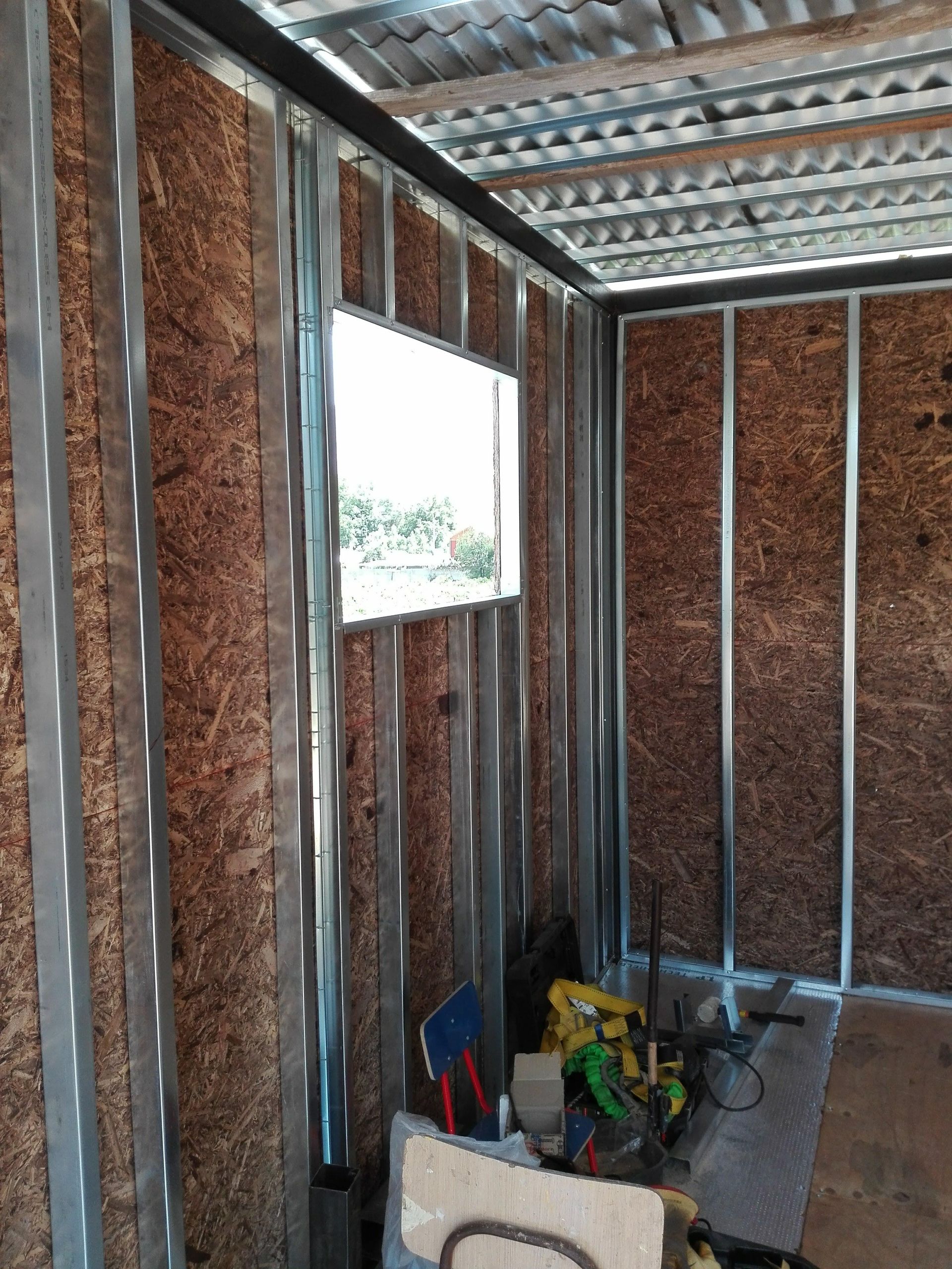 Vista interior de una habitación parcialmente construida