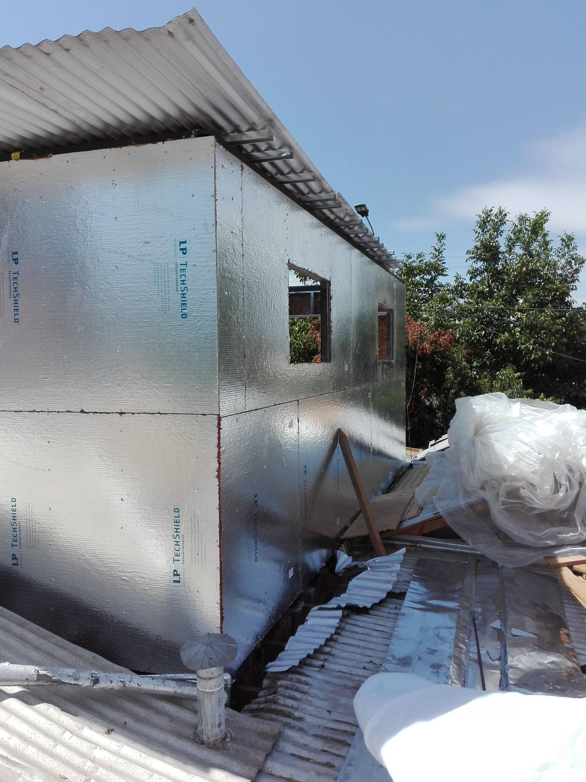 Edificio parcialmente cubierto con aislamiento reflectante