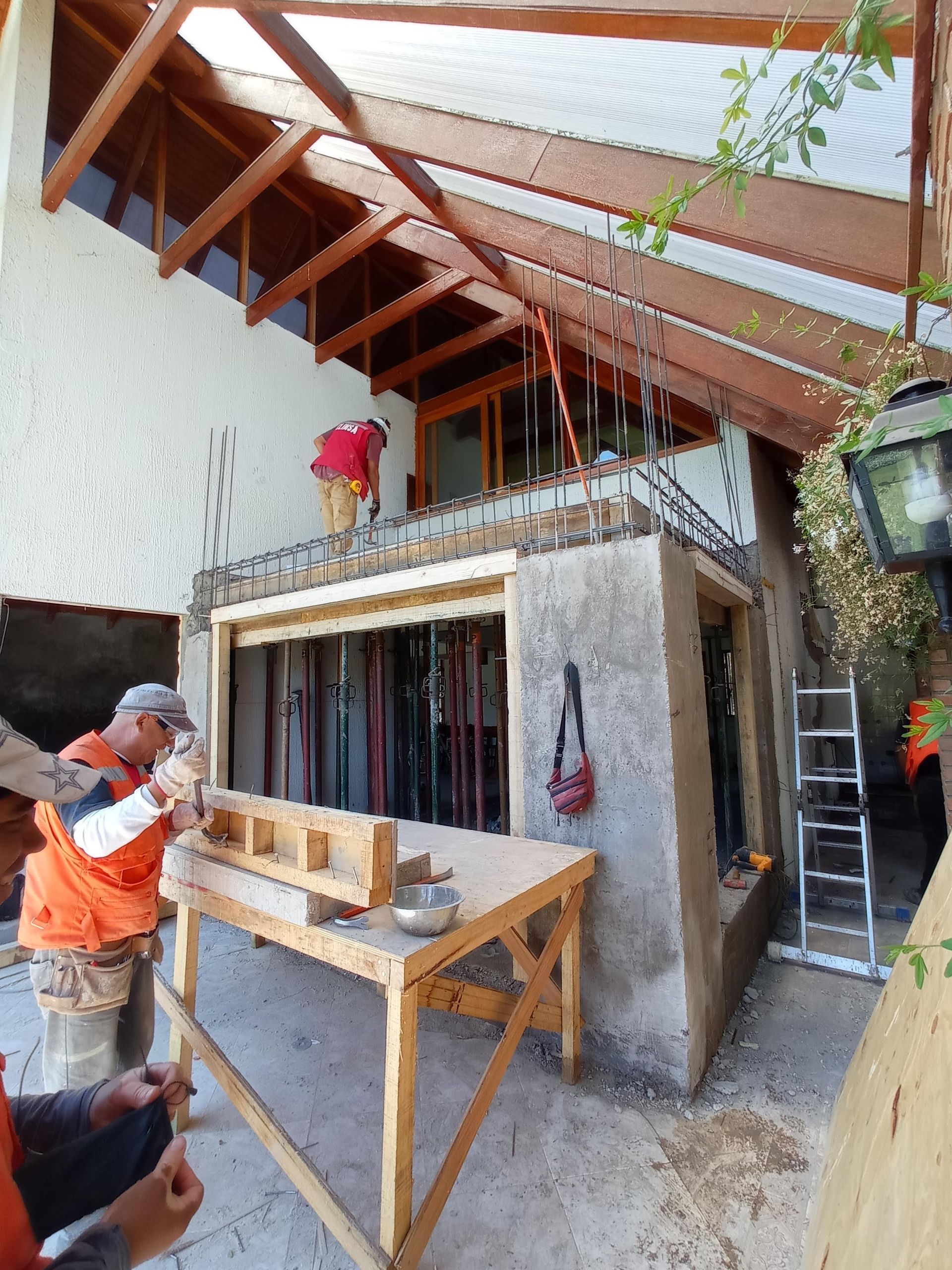 Obreros construyen una estructura al aire libre