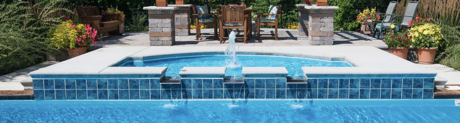 There is a fountain in the middle of the pool.