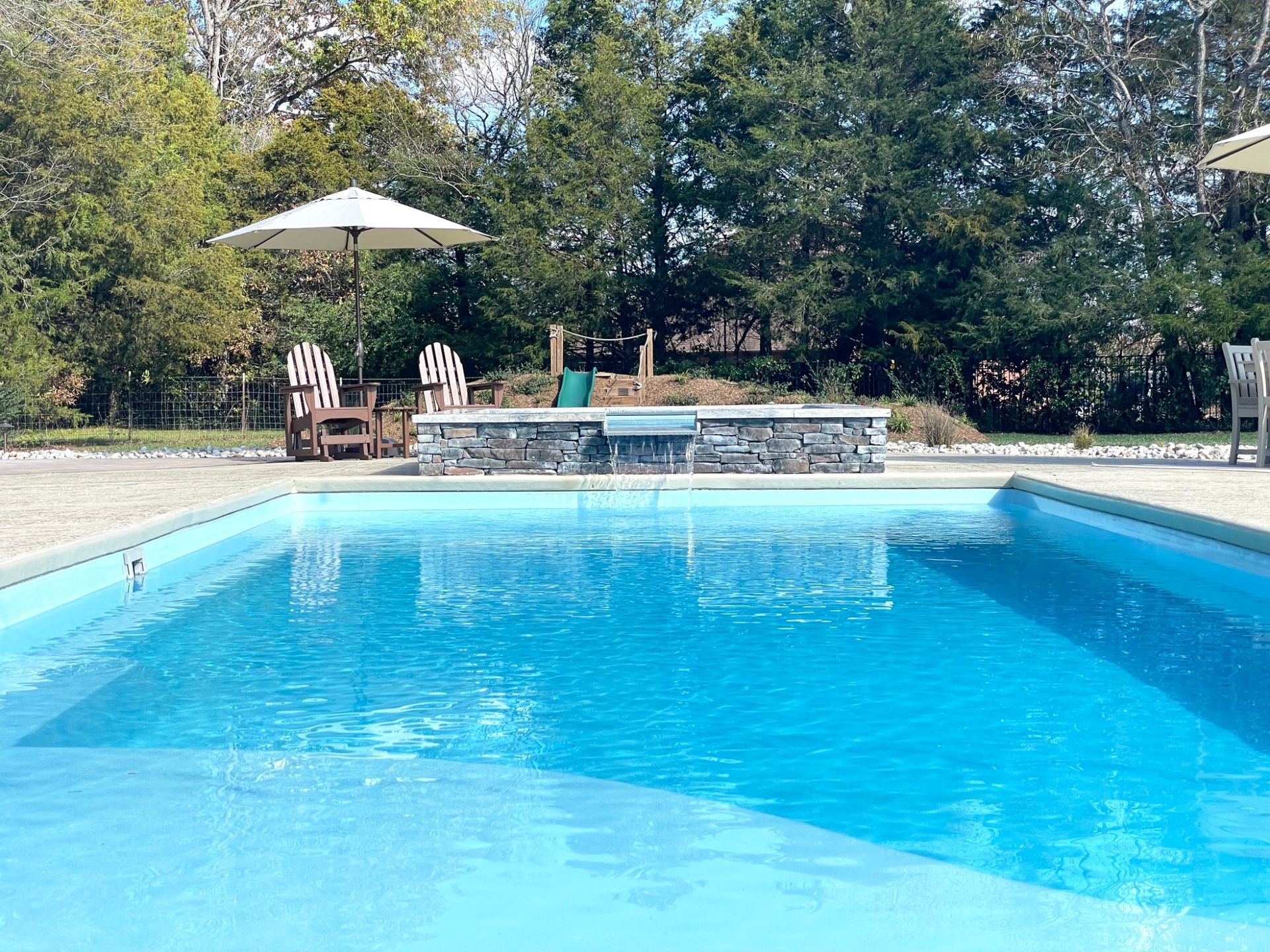 Poolside dining area next to Grace beach entry pool and spa in Murfreesboro TN