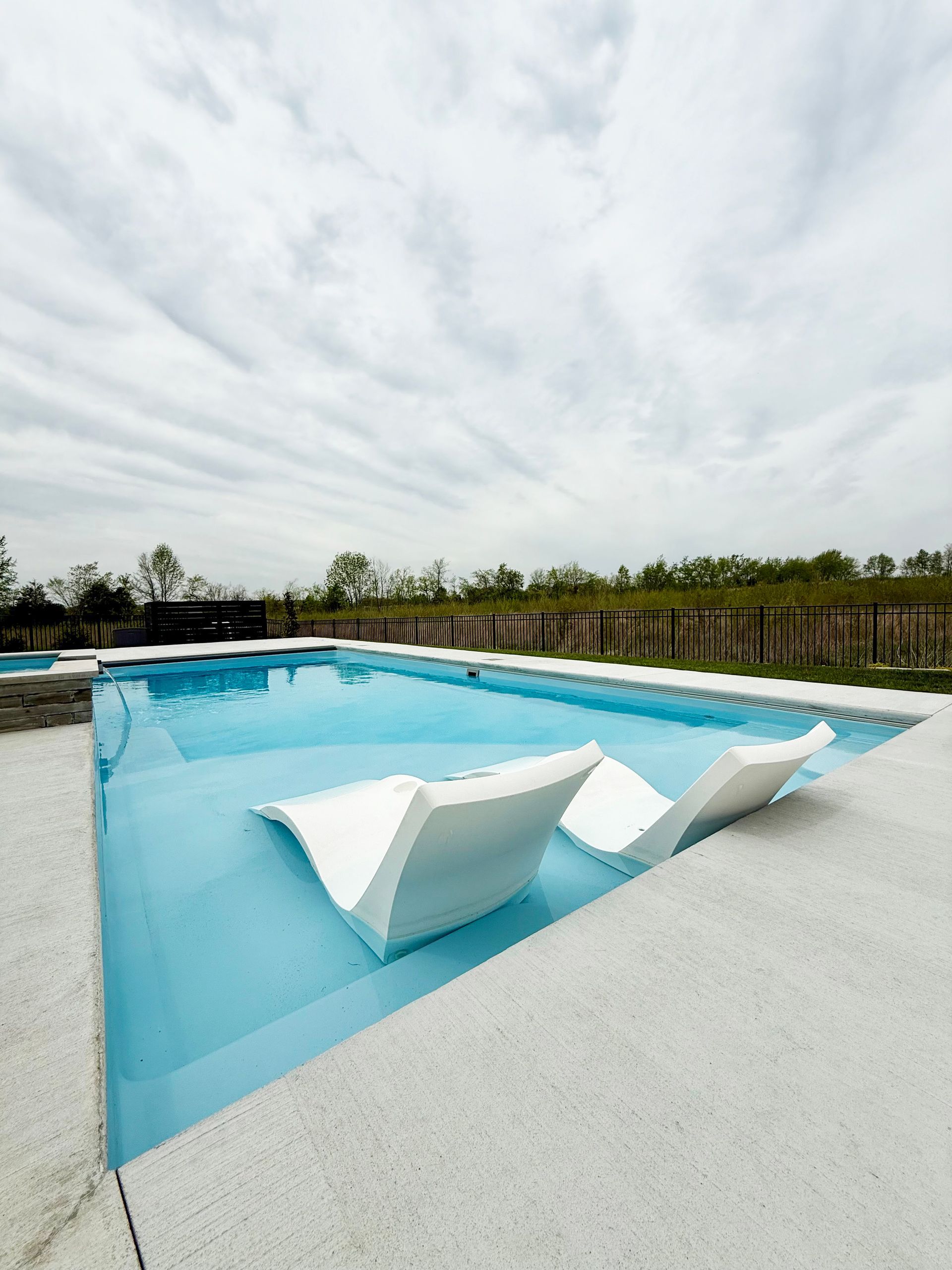 Tanning ledge with in-water chairs at Aspen 16x35 pool in Murfreesboro, TN