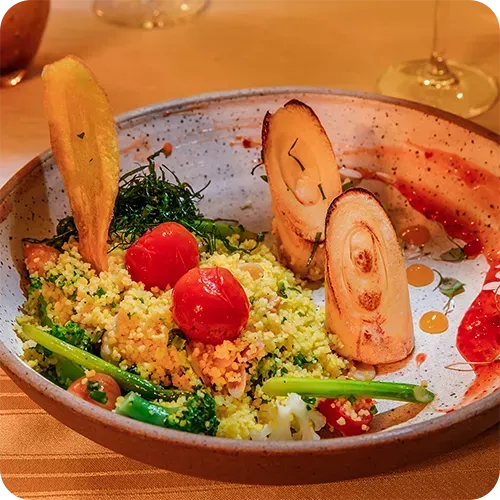 Um close de um prato de comida sobre uma mesa.