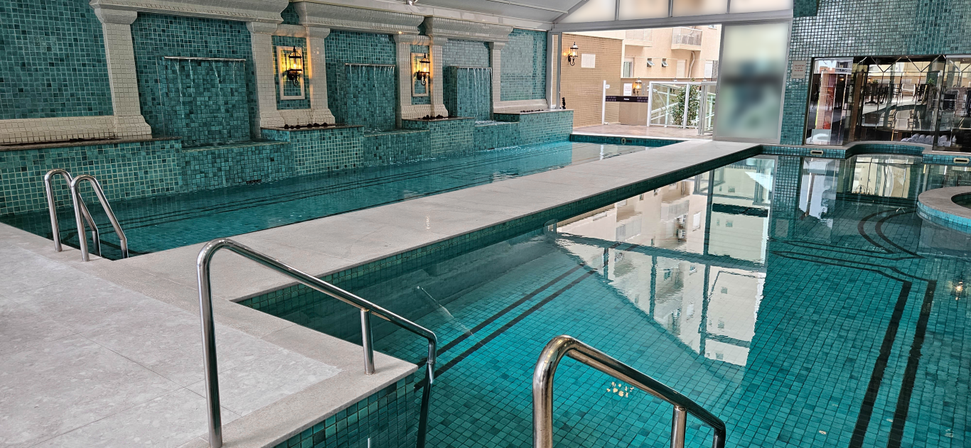 Uma grande piscina interior com escadas que conduzem a ela