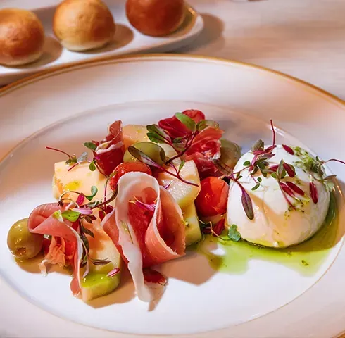 Um prato de comida com carne e legumes