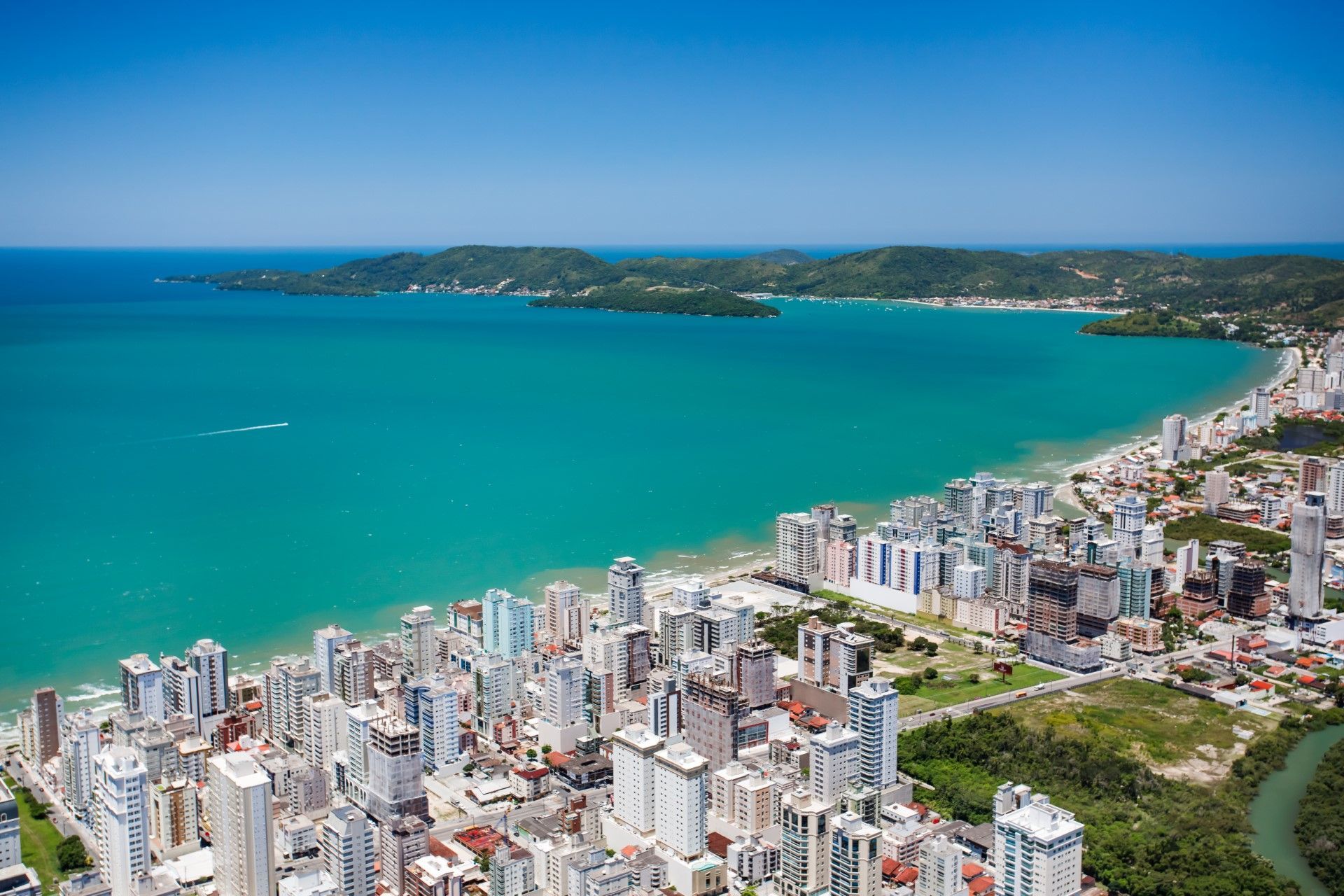Uma vista aérea de uma cidade próxima a um corpo de água.