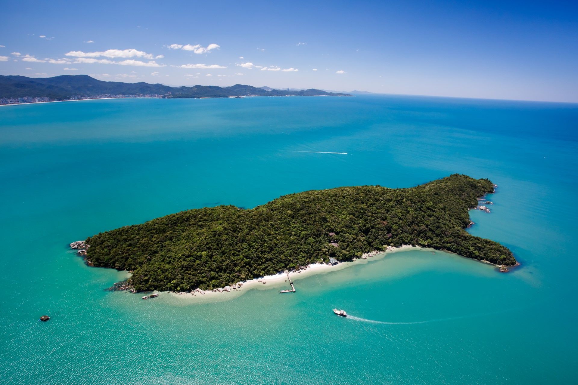 Uma vista aérea de uma pequena ilha no meio do oceano.