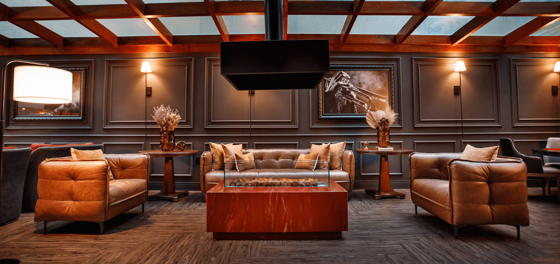 Uma sala repleta de móveis e lareira.