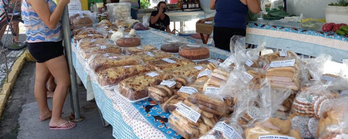 Uma mesa cheia de pães e doces em um mercado.