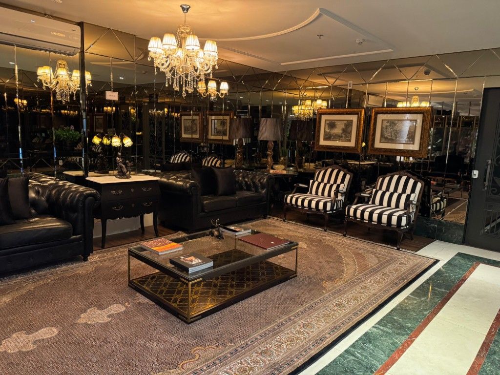 Uma sala repleta de móveis e um lustre.