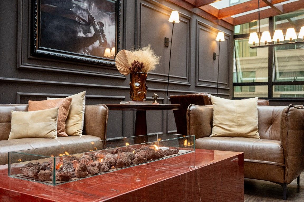 Há uma mesa de sinuca no meio da sala.