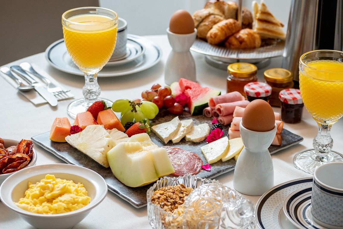 Uma mesa coberta com uma variedade de comidas e bebidas.