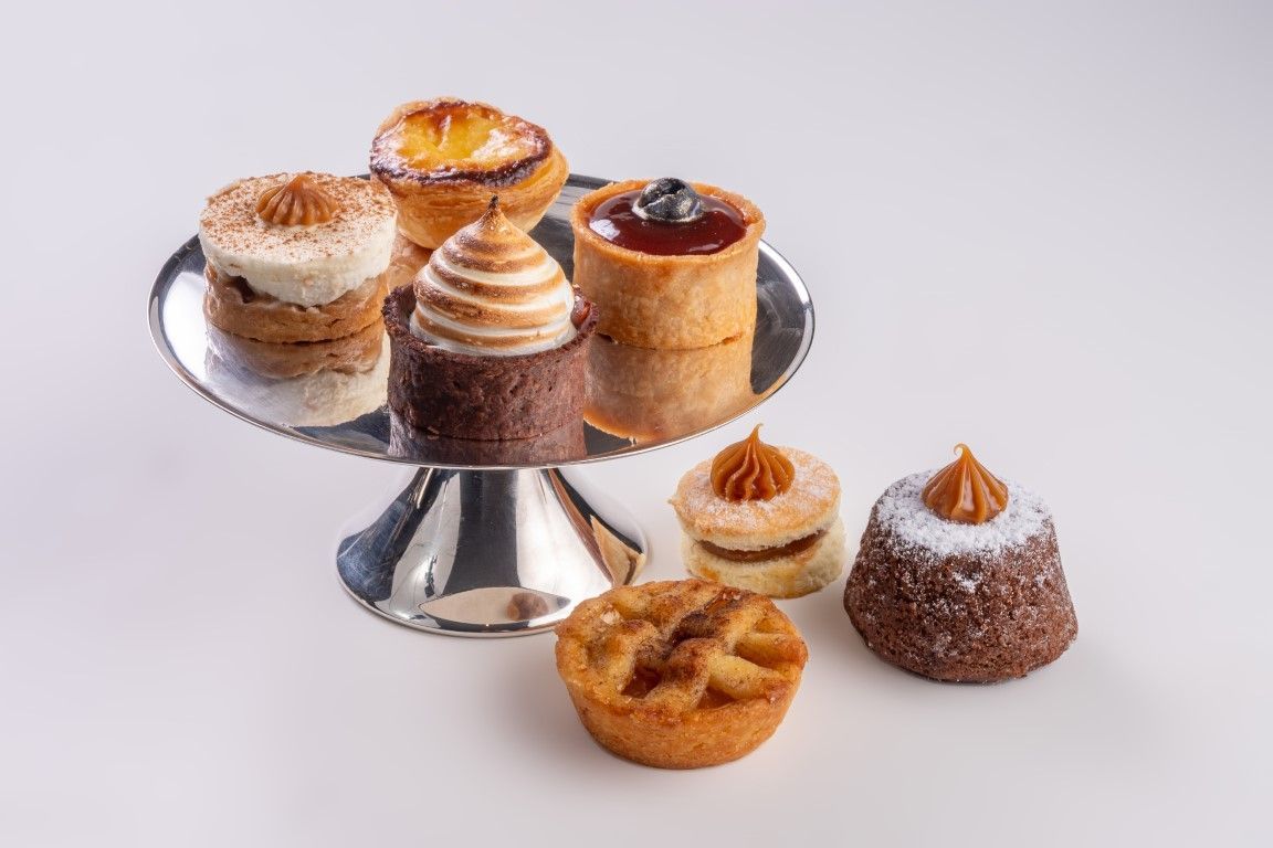 Existem muitos tipos diferentes de sobremesas na mesa.