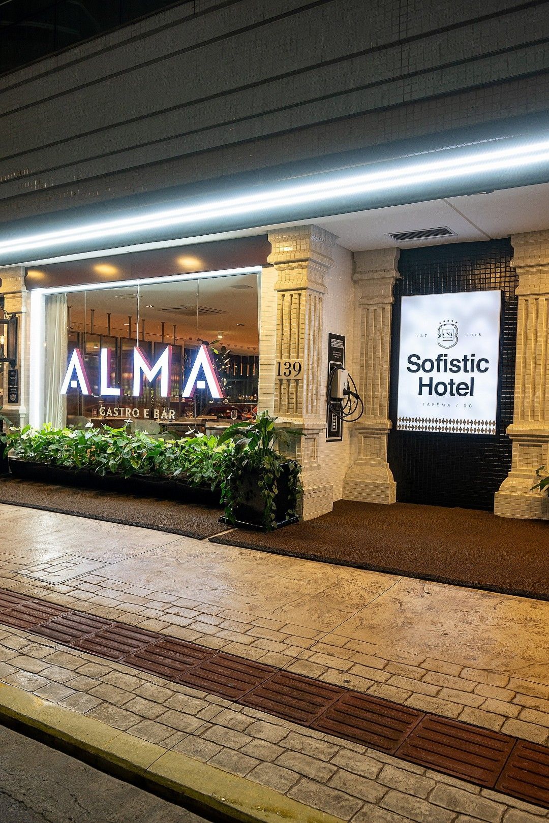 Um grande edifício com uma placa que diz hotel escocês