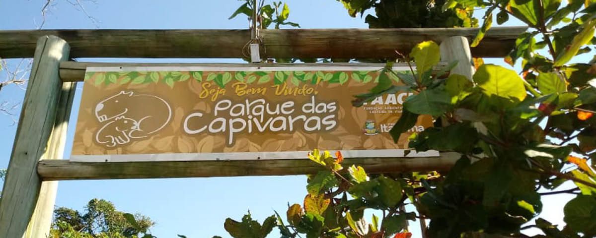 A sign that says parque dos capivaras on it