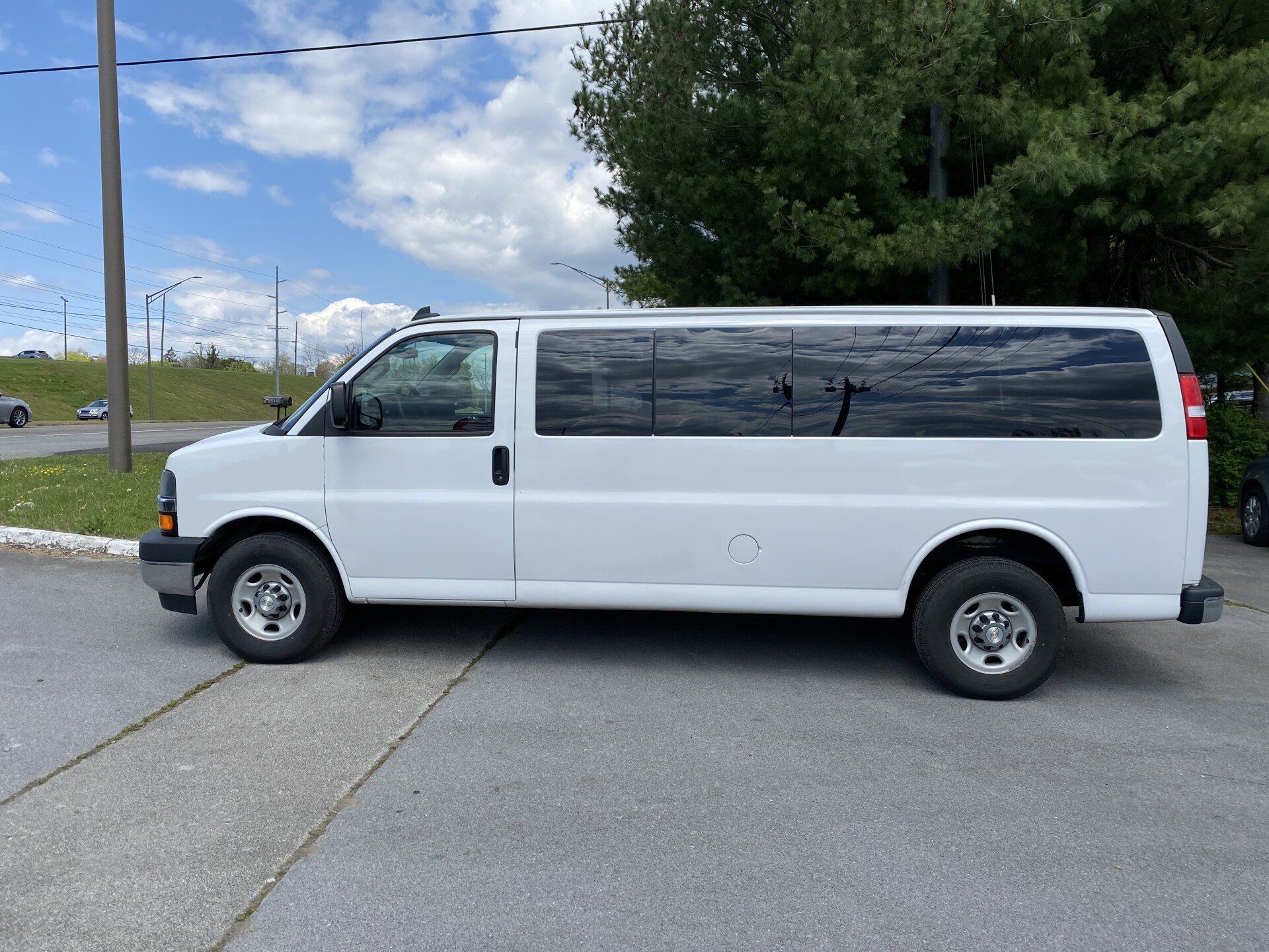 Standard 15 Passenger Victory Van