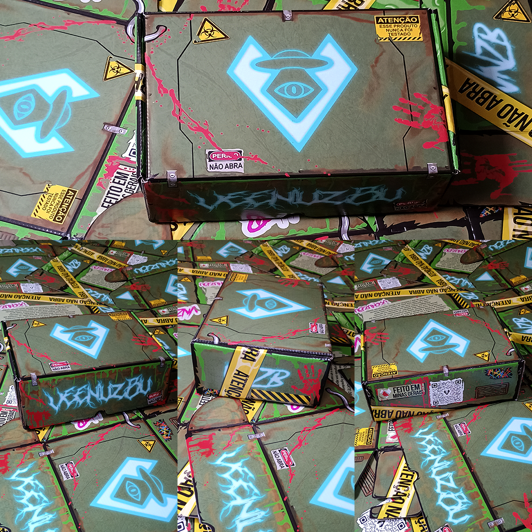 Pilha de caixas cobertas de grafite com logotipos azuis brilhantes e fita de sinalização amarela.