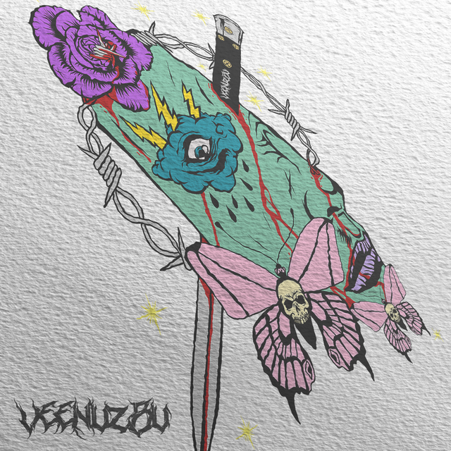 Tatuagem colorida de adaga floral com flores roxas, verde-azuladas e rosas sobre papel branco texturizado.