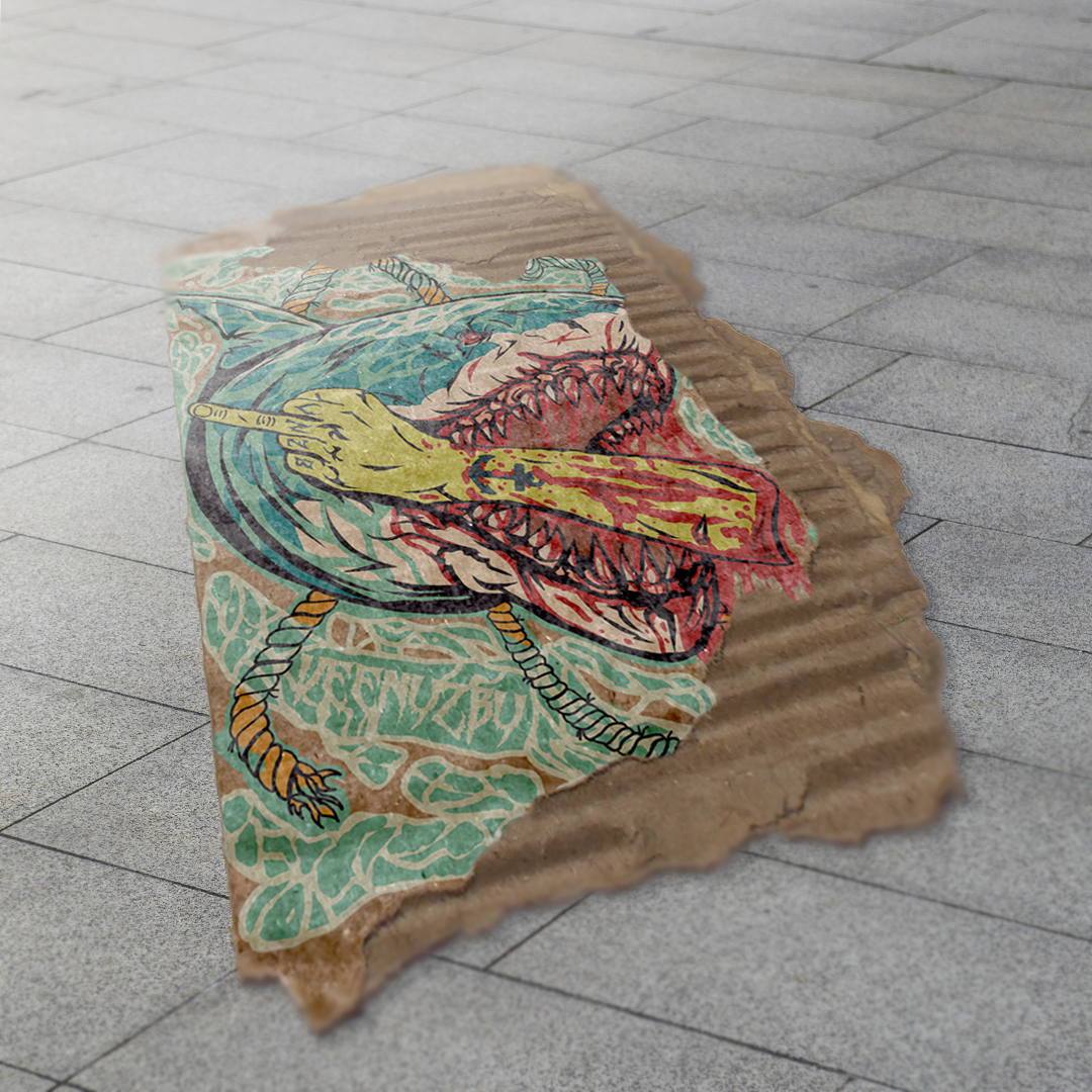 Folha de papelão decorativa pintada sobre pavimento de pedra cinza, com padrão abstrato em tons de verde-azulado, vermelho e bege.