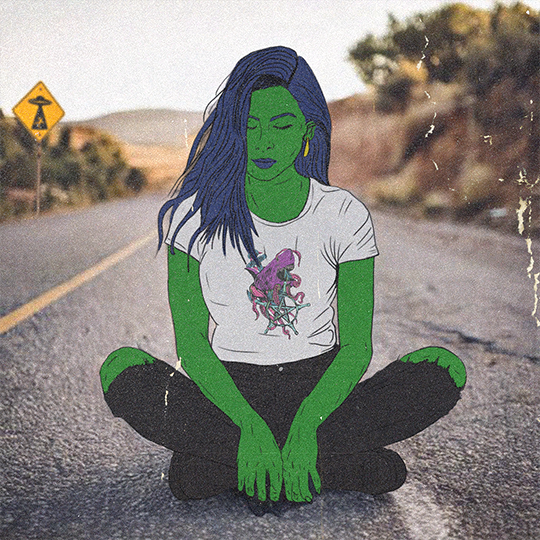 Retrato estilizado de uma pessoa de rosto verde e cabelo roxo, vestindo um moletom preto com capuz, em pé em um interior arqueado.