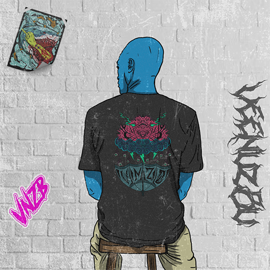 Pessoa de capuz azul e camiseta preta de frente para uma parede coberta de grafites com tags e desenhos coloridos.