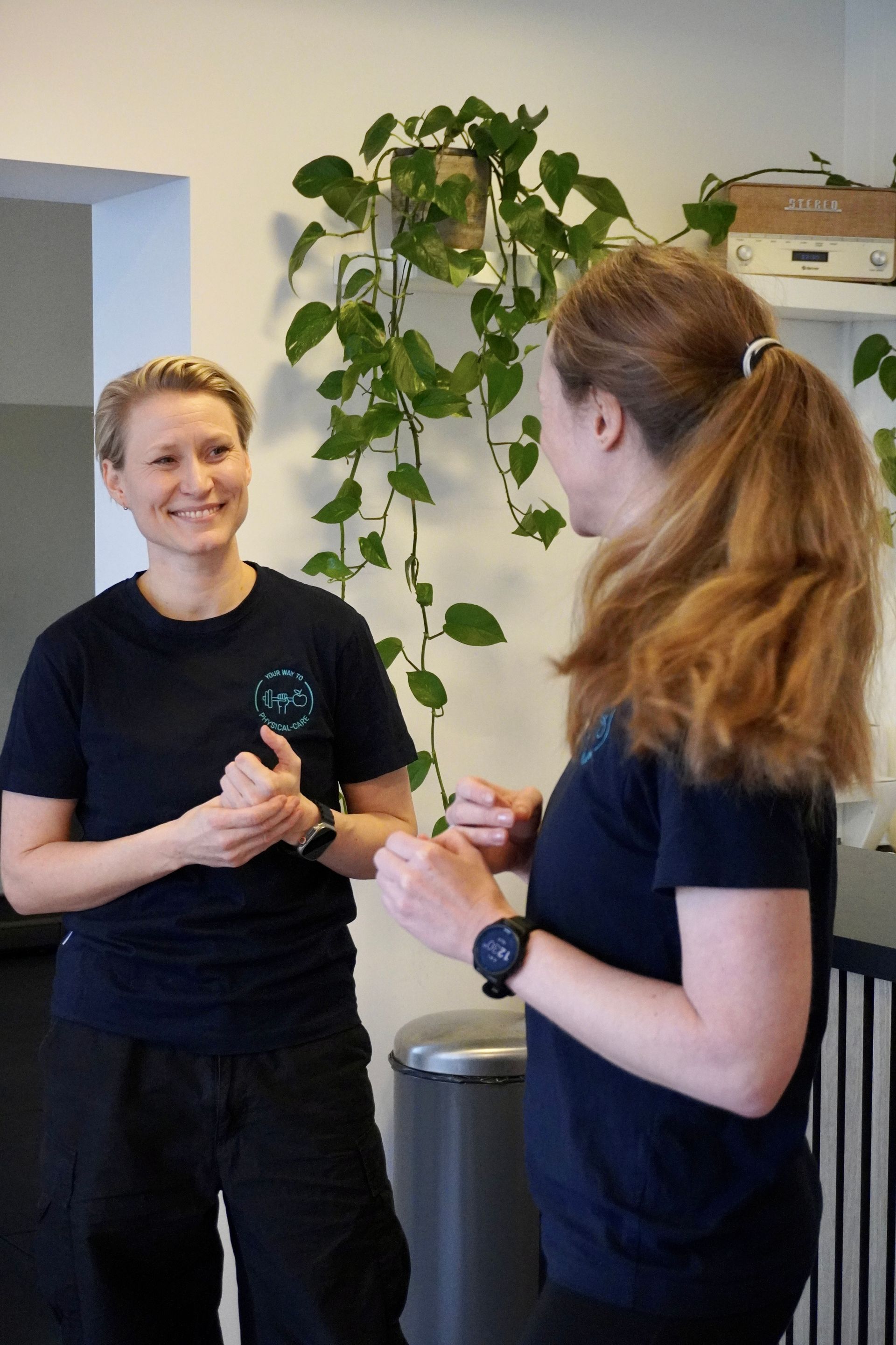 En person holder en tallerken salat i hænderne.