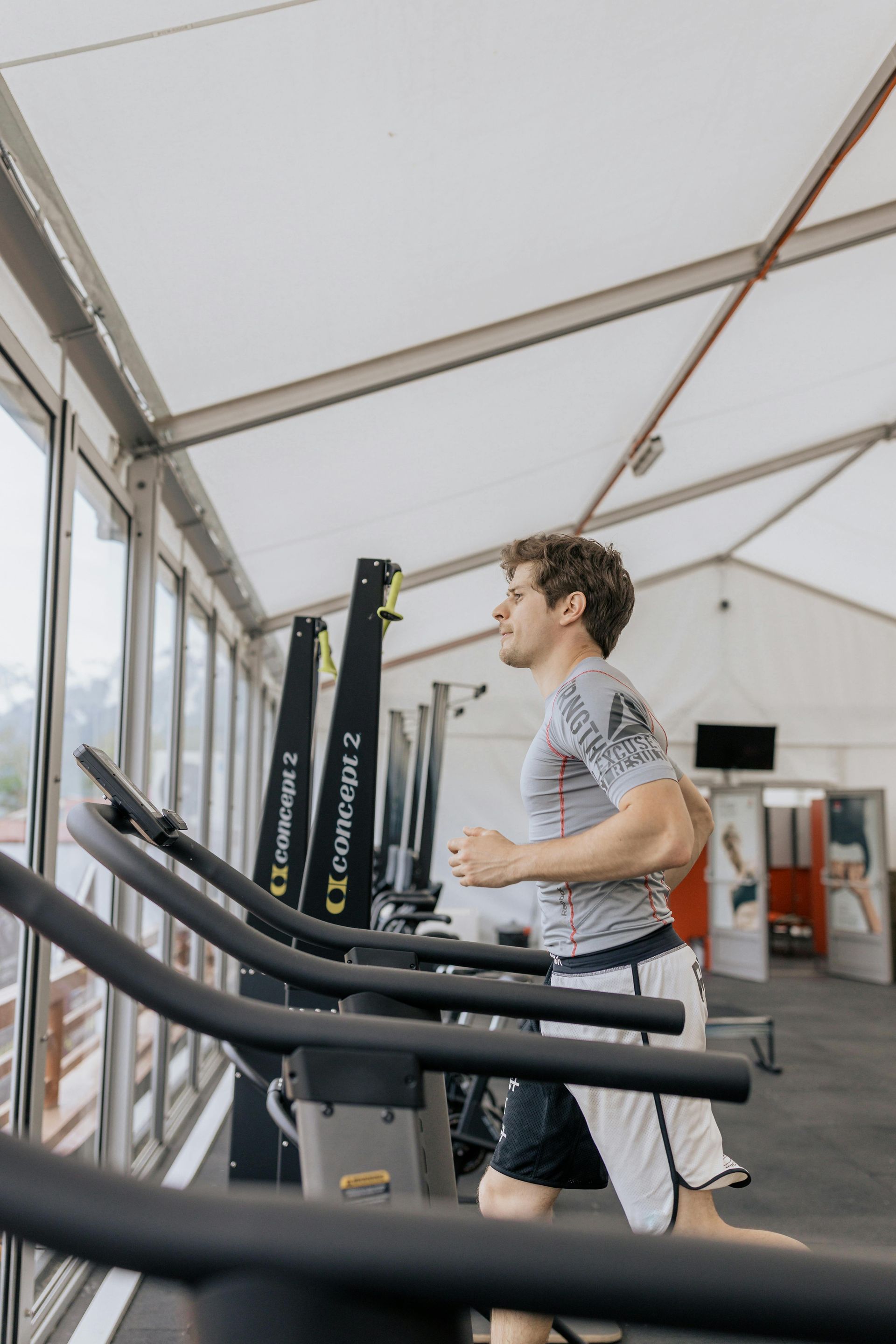 En mand løber på et løbebånd i et fitnesscenter.