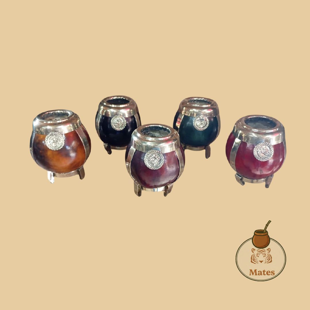 Cinco coloridos mates con bordes y patas de metal, dispuestos sobre un fondo marrón claro.