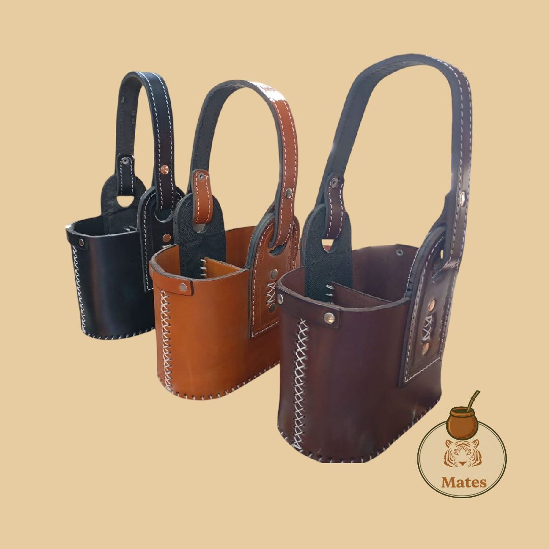 Tres portavasos de cuero para mate en negro, marrón y tostado, cada uno con asa y costuras blancas.