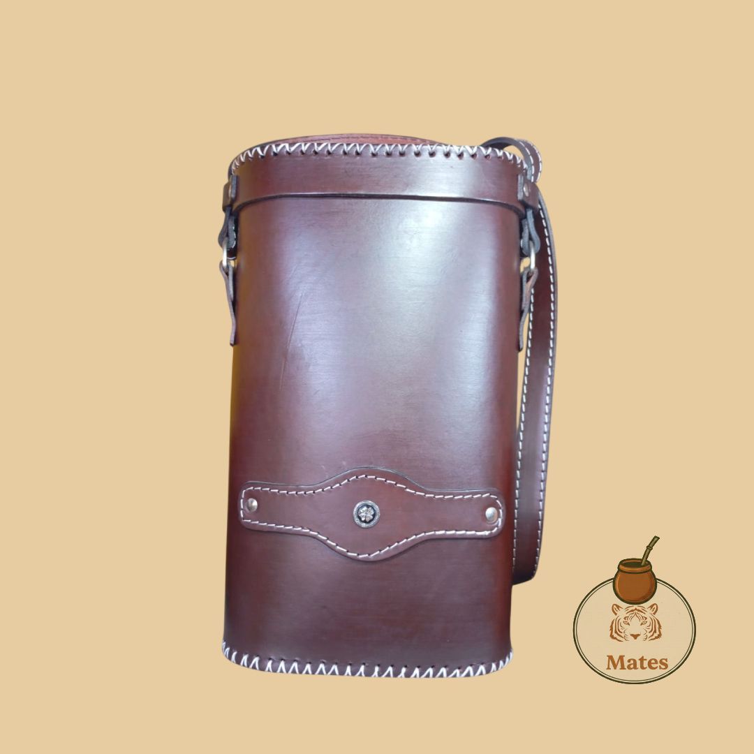 Bolsa de yerba mate de piel marrón con pespuntes blancos y correa para el hombro.
