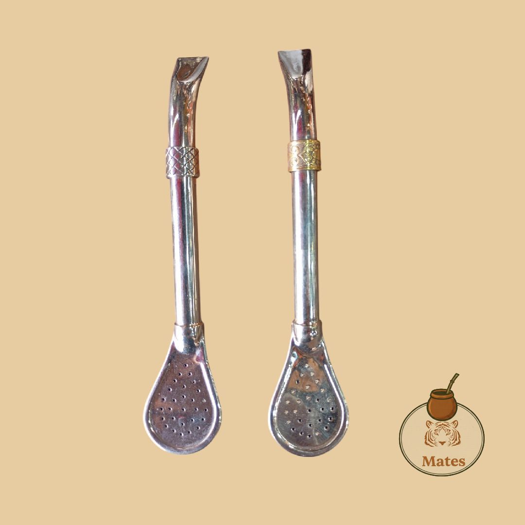 Dos bombillas de yerba mate plateadas con tallos curvos y extremos filtrados.