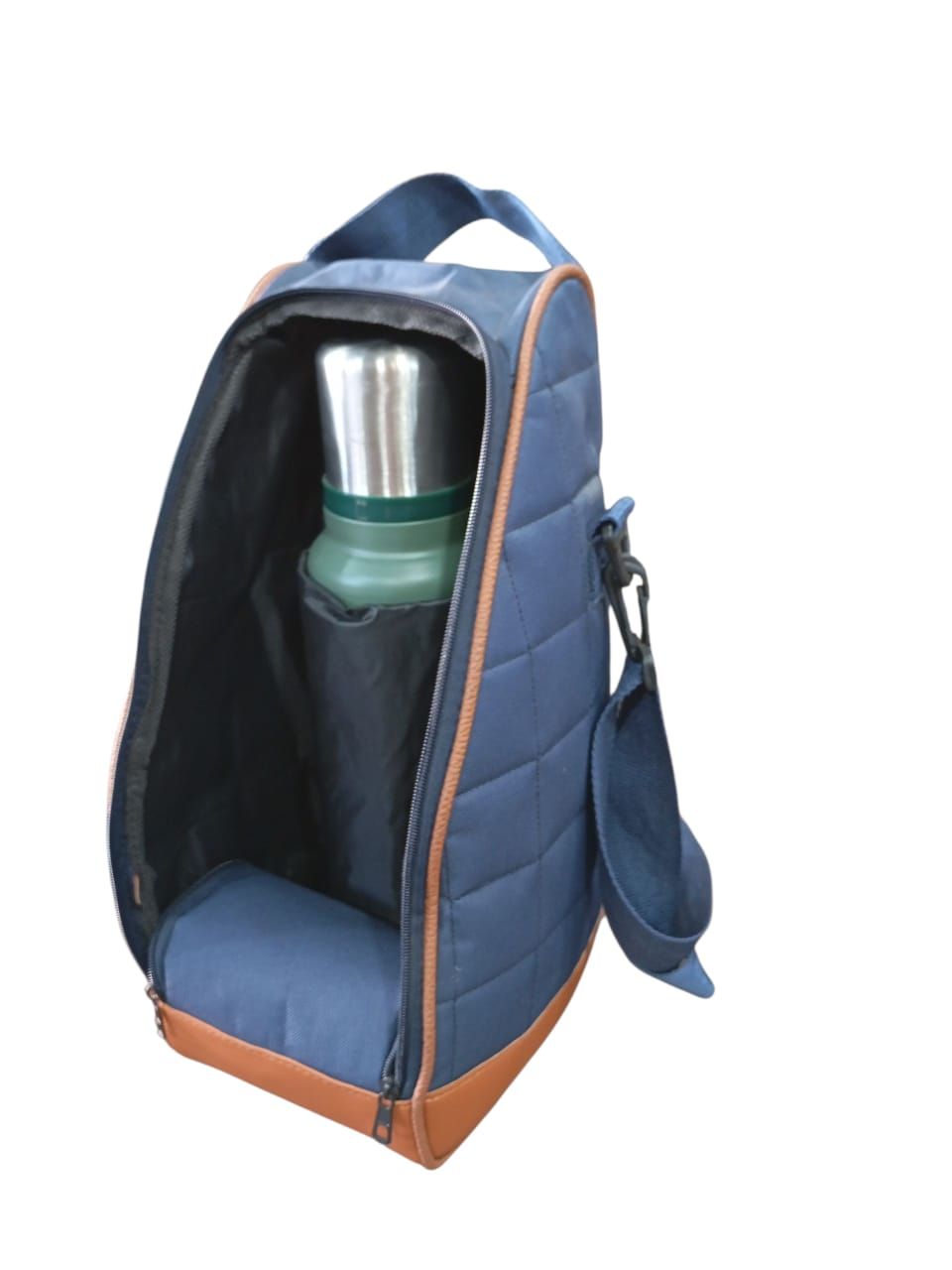 Portabotellas azul isotérmico con una botella de acero inoxidable en su interior.