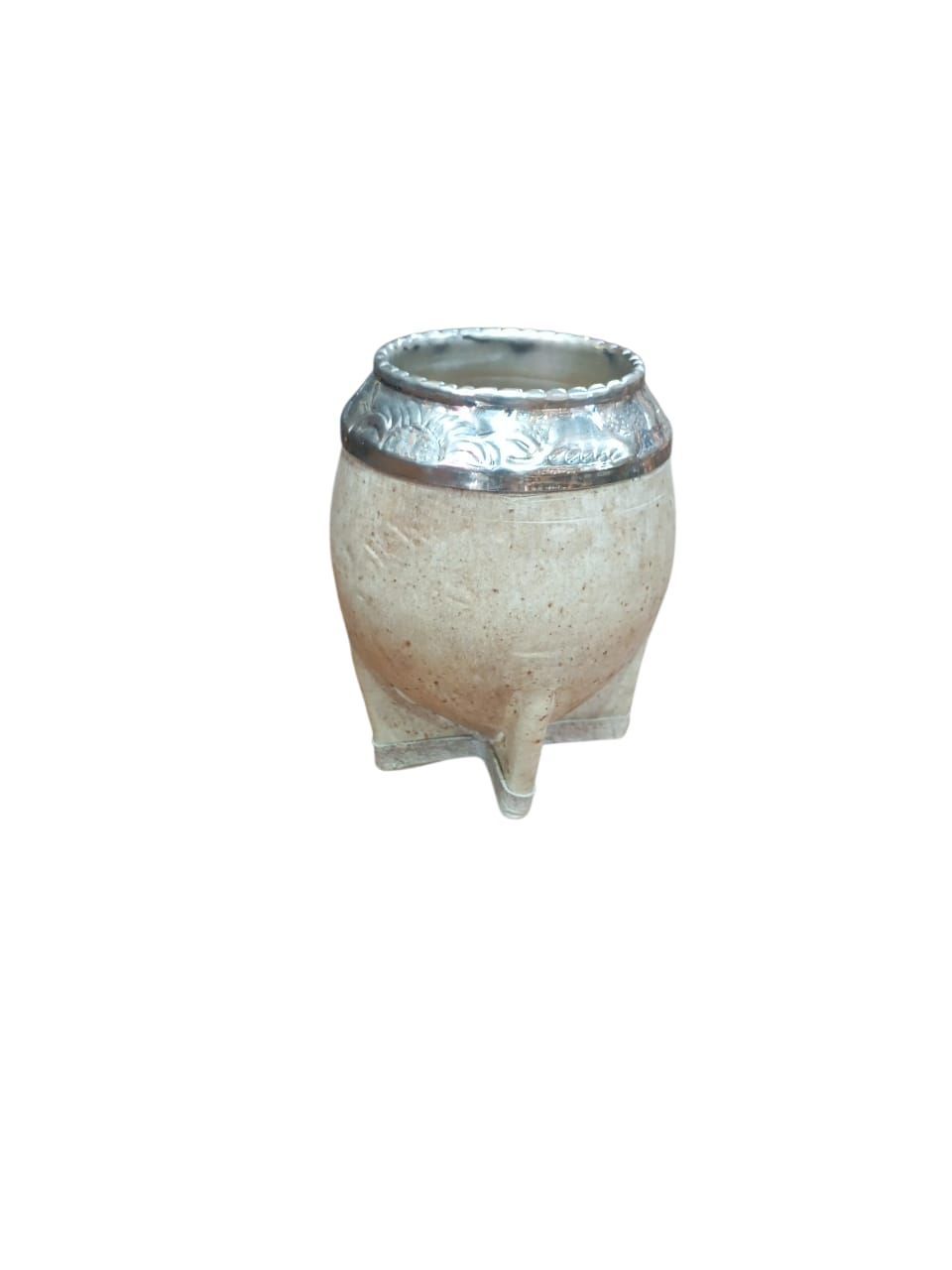 Tres calabazas de mate blancas con bordes plateados sobre un fondo tostado, con un logotipo de mate.