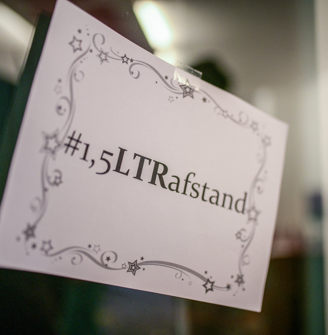 Een bordje met #1,5ltrafstand erop