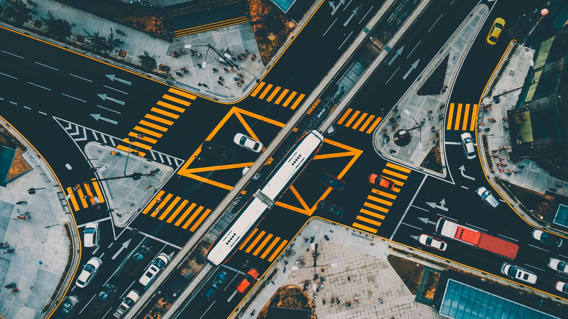 Una vista aérea de una intersección concurrida con mucho tráfico.