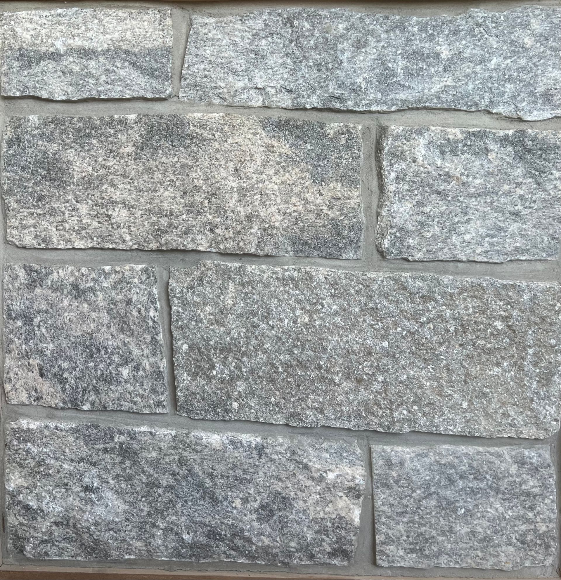 Newport Masonry stone wall with a blend of neutral, grey tones.