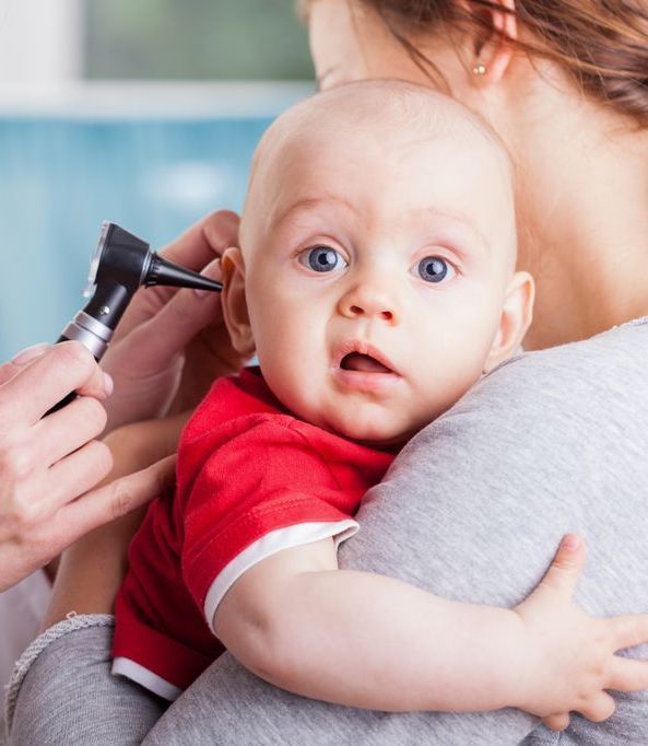 Udito Alle Bambine. Bambino Che Indossa Un Apparecchio Acustico a Casa.  Disabilità E Sordità Dei Bambini Disabili Fotografia Stock - Immagine di  salute, cura: 183294416